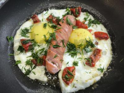 Kiaušinienė su dešrelėmis ir džiovintais pomidorais Žingsnis 5