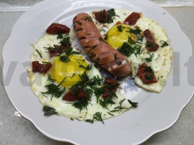 Kiaušinienė su dešrelėmis ir džiovintais pomidorais pagrindine nuotrauka