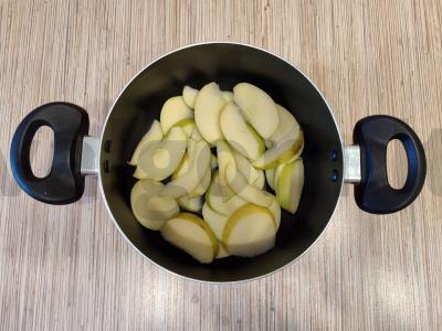 Šviežių obuolių ir džiovintų abrikosų kompotas Žingsnis 1