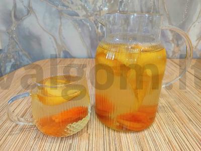 Šviežių obuolių ir džiovintų abrikosų kompotas pagrindine nuotrauka