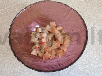 Silkės salotos su konservuotais žirneliais, raudonuoju svogūnu ir jūros kopūstais Žingsnis 1