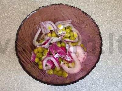 Silkės salotos su konservuotais žirneliais, raudonuoju svogūnu ir jūros kopūstais Žingsnis 3