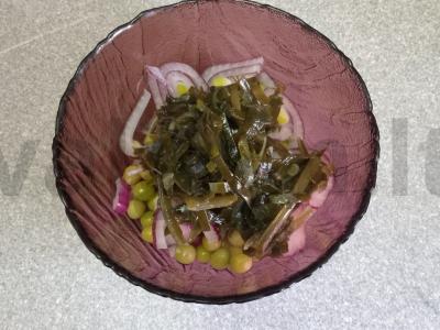 Silkės salotos su konservuotais žirneliais, raudonuoju svogūnu ir jūros kopūstais Žingsnis 4