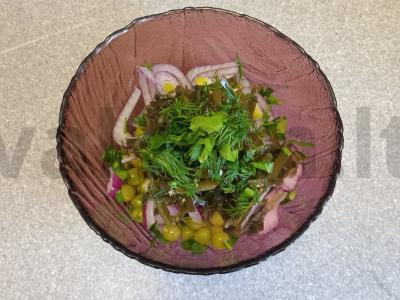 Silkės salotos su konservuotais žirneliais, raudonuoju svogūnu ir jūros kopūstais Žingsnis 5