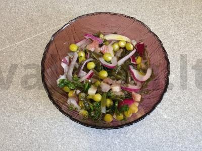Silkės salotos su konservuotais žirneliais, raudonuoju svogūnu ir jūros kopūstais Žingsnis 6