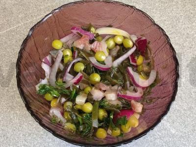 Silkės salotos su konservuotais žirneliais, raudonuoju svogūnu ir jūros kopūstais pagrindine nuotrauka