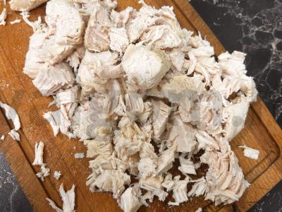 Makaronai su vištiena, vyšniniais pomidorais ir grietinėlėmis Žingsnis 1