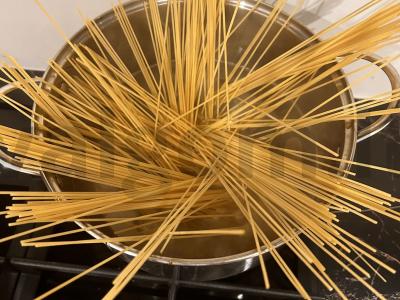 Makaronai su vištiena, vyšniniais pomidorais ir grietinėlėmis Žingsnis 2