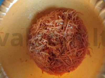 Salotas su morkomis, sausainiais ir žirneliais Žingsnis 3