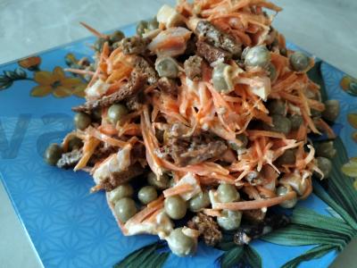 Salotas su morkomis, sausainiais ir žirneliais pagrindine nuotrauka