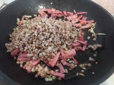 Grikių košė su kepta dešra ir svogūnais Žingsnis 4