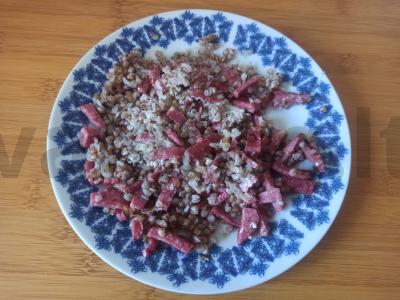 Grikių košė su kepta dešra ir svogūnais pagrindine nuotrauka