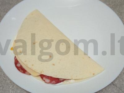 Tortilija su sūrio dešra, kukurūzais ir sūriu Žingsnis 5