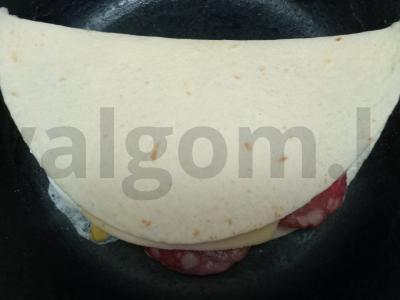 Tortilija su sūrio dešra, kukurūzais ir sūriu Žingsnis 6