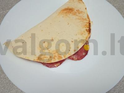 Tortilija su sūrio dešra, kukurūzais ir sūriu Žingsnis 7