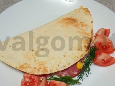 Tortilija su sūrio dešra, kukurūzais ir sūriu pagrindine nuotrauka