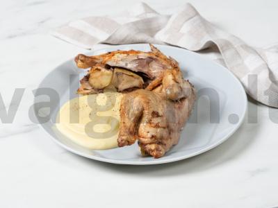 Įdarytas viščiukas su žolelėmis ir česnaku pagrindine nuotrauka