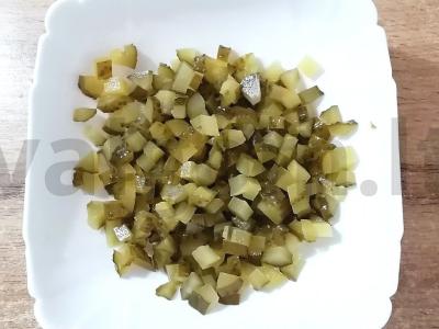 Salotas su marinuotais pievagrybiais, bulvėmis ir marinuotomis agurkais Žingsnis 2