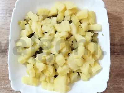 Salotas su marinuotais pievagrybiais, bulvėmis ir marinuotomis agurkais Žingsnis 3