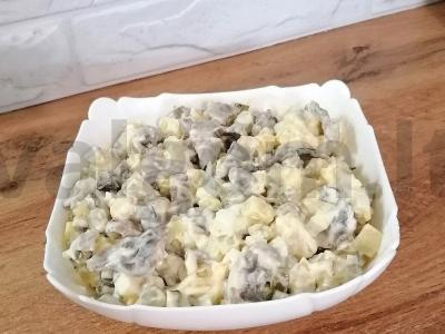 Salotas su marinuotais pievagrybiais, bulvėmis ir marinuotomis agurkais Žingsnis 6