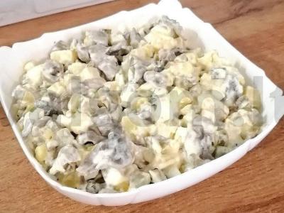 Salotas su marinuotais pievagrybiais, bulvėmis ir marinuotomis agurkais pagrindine nuotrauka