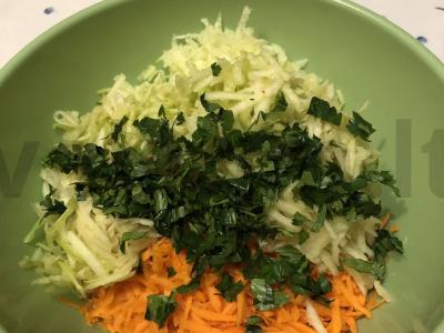 Salotas su ridikėliais, obuoliais ir morkomis Žingsnis 6