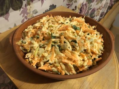 Salotas su ridikėliais, obuoliais ir morkomis pagrindine nuotrauka