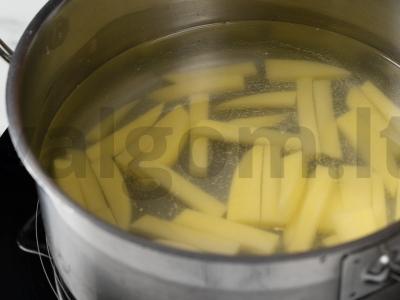 Sultinys su kopūstais ir dešromis Žingsnis 1