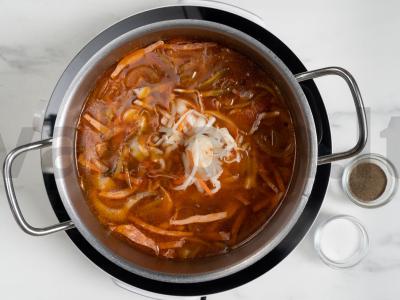 Sultinys su kopūstais ir dešromis Žingsnis 6