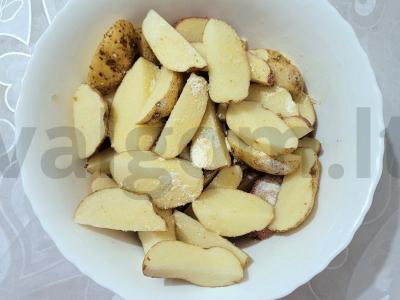 Bulvės su odele, keptos su česnaku Žingsnis 1