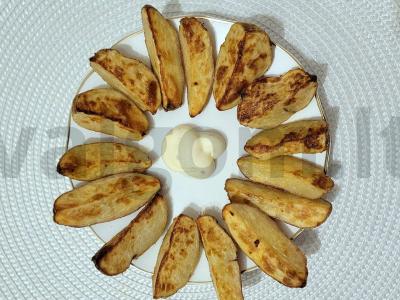 Bulvės su odele, keptos su česnaku pagrindine nuotrauka