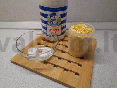 Pieninė kukurūzų košė su nektarinu ir žemės riešutų pasta Žingsnis 1