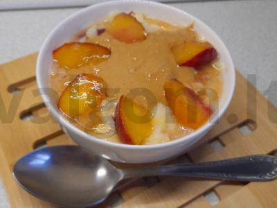 Pieninė kukurūzų košė su nektarinu ir žemės riešutų pasta pagrindine nuotrauka