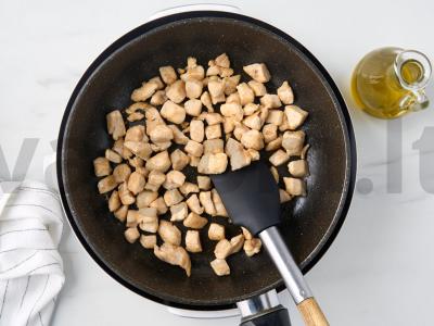 Vištienos troškinys su morkomis ir svogūnais Žingsnis 1