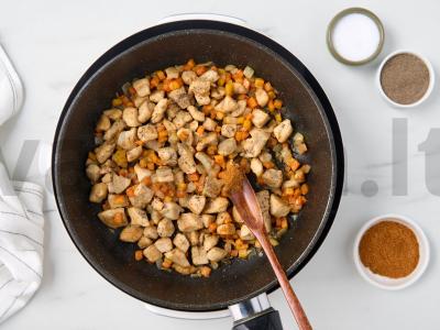 Vištienos troškinys su morkomis ir svogūnais Žingsnis 3