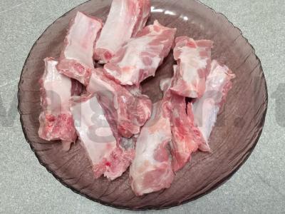 Kiaulienos šonkauliai su kečupu, kepti su cukinija Žingsnis 1