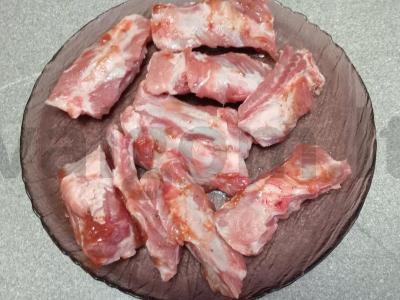 Kiaulienos šonkauliai su kečupu, kepti su cukinija Žingsnis 3