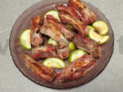 Kiaulienos šonkauliai su kečupu, kepti su cukinija pagrindine nuotrauka