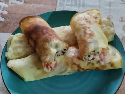 Kiaušinių blynai su pomidorais ir sūriu pagrindine nuotrauka