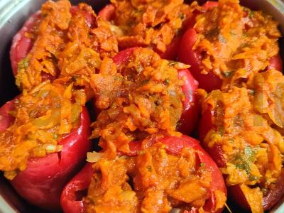 Įdaryti pipirai su daržovių troškiniu pagrindine nuotrauka