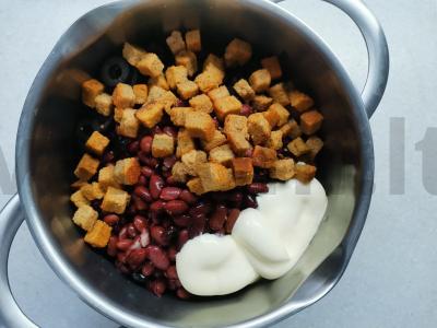 Salotos su pupelėmis, alyvuogėmis ir saldžiaisiais pipirais Žingsnis 5