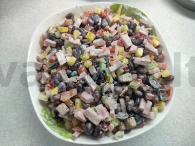 Salotos su pupelėmis, alyvuogėmis ir saldžiaisiais pipirais pagrindine nuotrauka