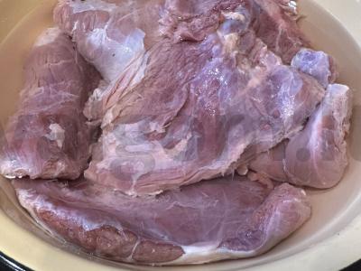 Troškinta bulvė su elniena lėtoje viryklėje Žingsnis 1