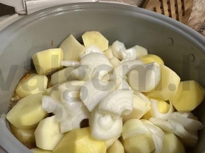 Troškinta bulvė su elniena lėtoje viryklėje Žingsnis 9