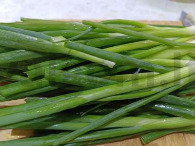 Salotos su žaliu svogūnu ir grietine Žingsnis 1