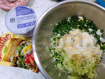 Salotos su žaliu svogūnu ir grietine Žingsnis 8