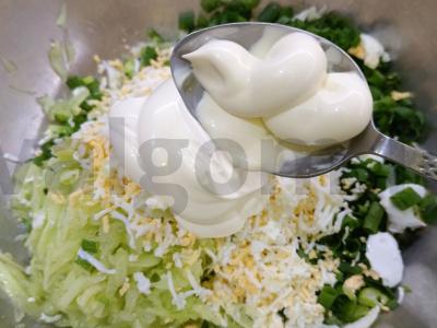 Salotos su žaliu svogūnu ir grietine Žingsnis 10