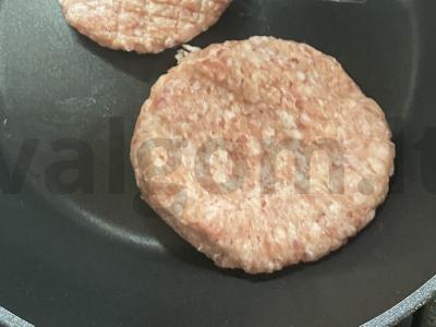 Kvapnūs smulkinti kotletai ant pilno grūdo duonos Žingsnis 2