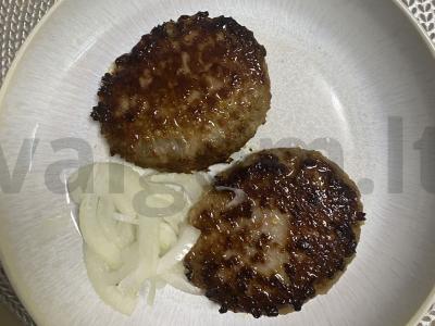 Kvapnūs smulkinti kotletai ant pilno grūdo duonos Žingsnis 3