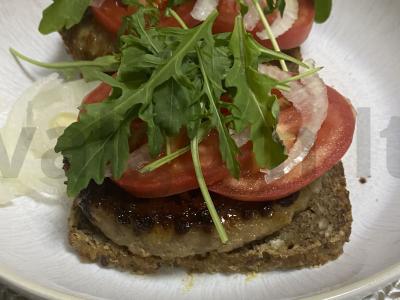 Kvapnūs smulkinti kotletai ant pilno grūdo duonos pagrindine nuotrauka